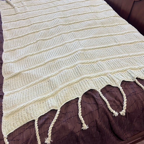 Emryn House Chunky Knit Throw, 50” x 60”, fern green - Picture 6 of 7